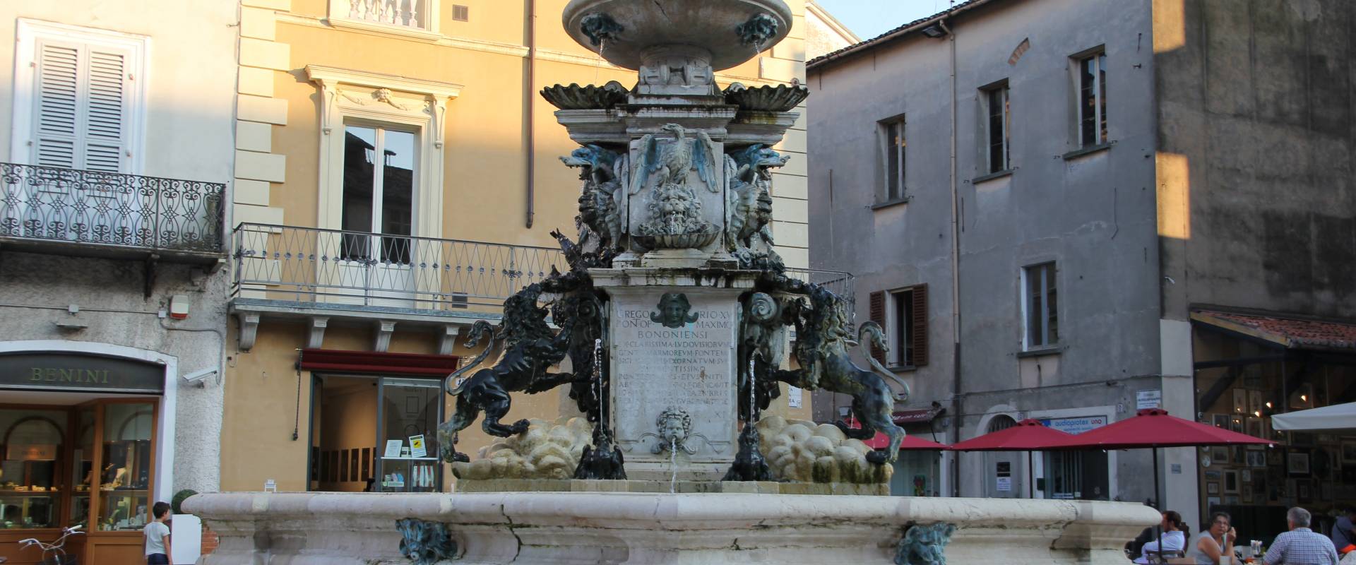 Faenza, fontana monumentale (01) photo by Gianni Careddu